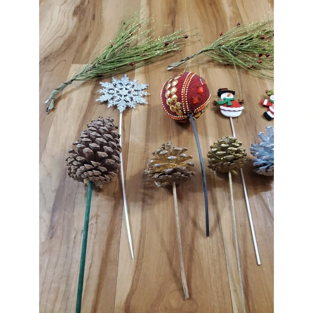 Lot Of Christmas Floral Picks‎ Pinecones Maple Clips Lot Of 18
